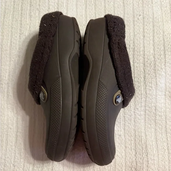 Crocs Women’s 8 / Men’s 6 Brown fuzzy-lined Clogs - Picture 3 of 4